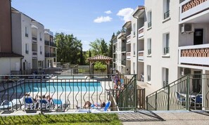 สระว่ายน้ำกลางแจ้ง, สระน้ำอุ่น