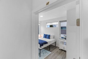 1 dormitorio, tabla de planchar con plancha, wifi y ropa de cama