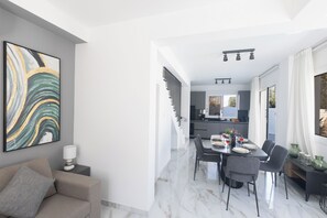 Villa, 2 Bedrooms, Private Pool, Garden View | Dining room