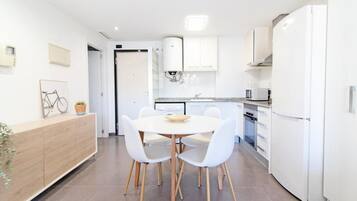 Frigorífico, horno, cafetera o tetera y tostadora