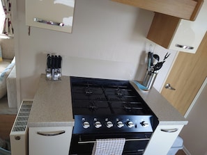 Fridge, microwave, oven, stovetop - 3 Bed Caravan-sleeps 8-pets-onsite Pools-parking (Bembridge)