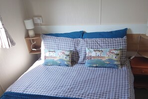 3 bedrooms, iron/ironing board, free WiFi, bed sheets - Coastal Caravan Retreat - Child & Pet Friendly (Bembridge)