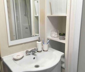Cabin | Bathroom | Shower, hair dryer, towels - Coastal Caravan Retreat - Child & Pet Friendly (Bembridge)