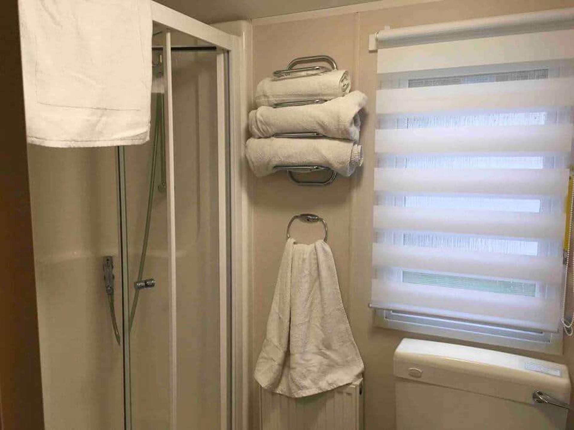 Cabin | Bathroom | Shower, hair dryer, towels