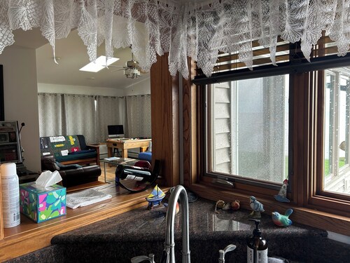 Spacious, Lakefront 2-bedroom/2-bath house 30 min to Lambeau Field w/Futon in LR