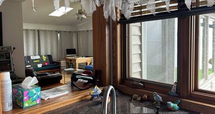 Spacious, Lakefront 2-bedroom/2-bath house 30 min to Lambeau Field w/Futon in LR