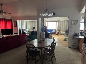 Smart TV, fireplace - Spacious, Lakefront 2-bedroom/2-bath house 30 min to Lambeau Field w/Futon in LR (Luxemburg)