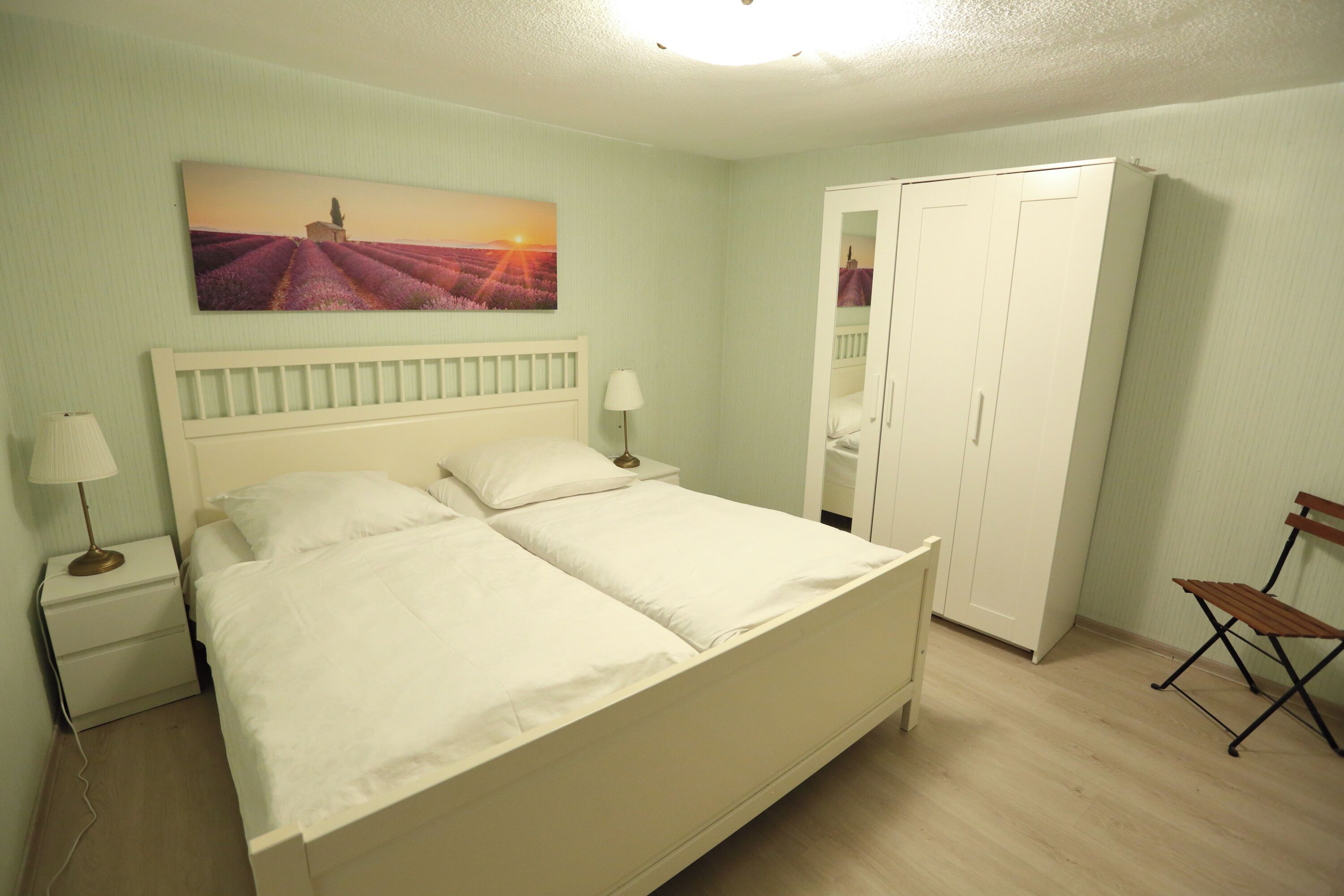 4 bedrooms, iron/ironing board, WiFi, bed sheets