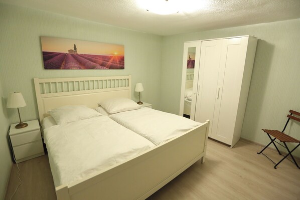 4 عدّة غرف نوم ومكواة/لوح كي وواي فاي وملاءات أسرّة