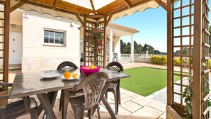 Villa | Balcony - Villa in Lloret de Mar With Private Pool (Vidreres)