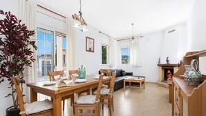 Villa | Dining - Villa in Lloret de Mar With Private Pool (Vidreres)
