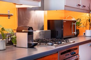 Refrigerador, microondas, horno y parrilla de estufa