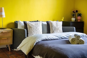 2 habitaciones, escritorio y tabla de planchar con plancha