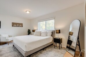 4 habitaciones, escritorio, tabla de planchar con plancha y wifi