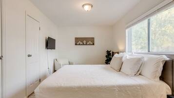 4 bedrooms, desk, iron/ironing board, WiFi