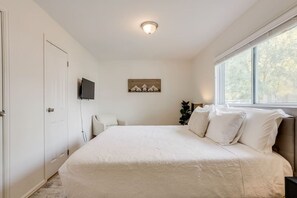 4 bedrooms, desk, iron/ironing board, WiFi