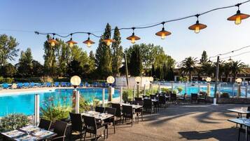 Outdoor pool, a heated pool