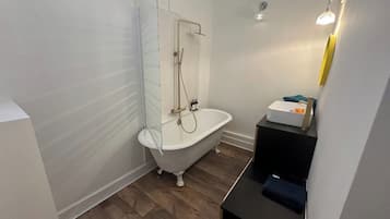 Sèche-cheveux, serviettes fournies, savon, papier toilette