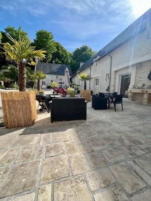 Outdoor dining - L'Aster, with pool access and jacuzzi (Saint-Côme-de-Fresné)