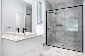 Hair dryer, towels - Bridge Creek Retreat (Maleny)