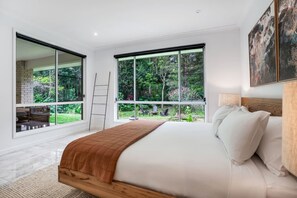 4 bedrooms, iron/ironing board, free WiFi, bed sheets - Bridge Creek Retreat (Maleny)