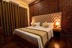 Superior Double Room, Balcony | Desk, laptop workspace, iron/ironing board - Manthra Leisure (Kandy)