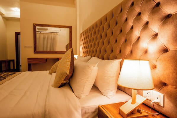 Deluxe Double Room, Balcony | Desk, laptop workspace, iron/ironing board - Manthra Leisure (Kandy)