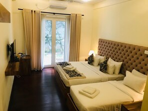 Chambre Triple Standard, vue cour intérieure