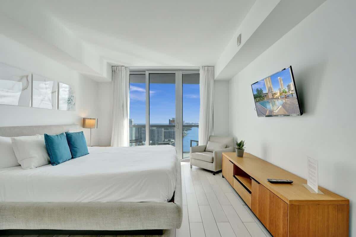 1 soverom, strykejern/-brett, reiseseng for barn og sengetøy