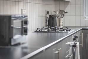 Køleskab, mikrobølgeovn, ovn, kogeplade