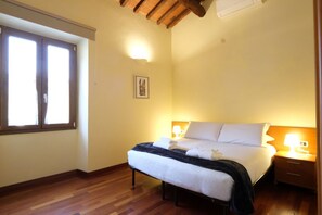 4 habitaciones, tabla de planchar con plancha y wifi 