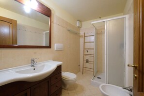 Dusche, Haartrockner, Bidet, Handtücher