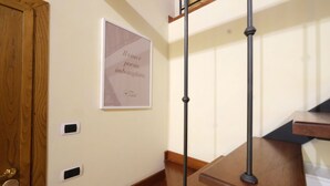 Un escalier avec des marches en bois et une balustrade noire.