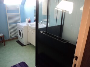 Shower, hair dryer, towels, toilet paper