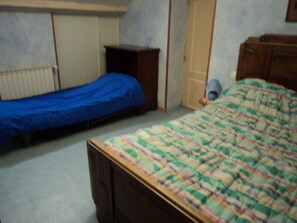 1 chambre, fer et planche à repasser, Wi-Fi, draps fournis