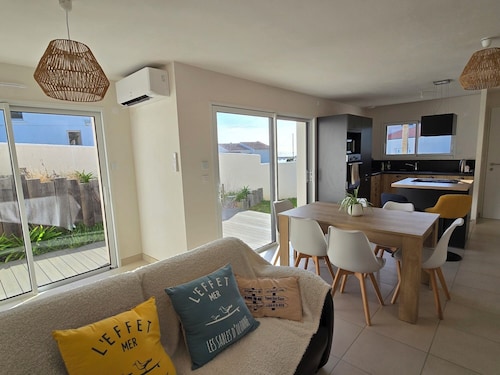 Nouvelle location suite à déménagement, maison neuve vue mer et port