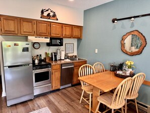 Frigorífico, microondas, horno y placa de cocina