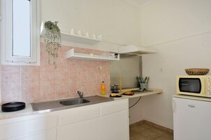 Cafeteira/chaleira, cadeirão de bebê, mesas de jantar