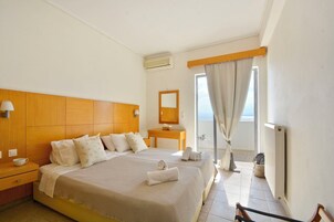 Apartamento superior, sacada, vista para o mar | Cofres nos quartos, berço de viagem, Wi-Fi de cortesia, roupa de cama