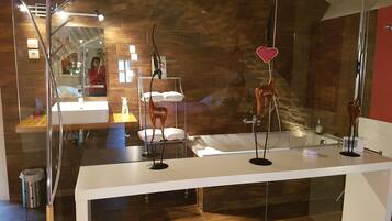 Sèche-cheveux, serviettes fournies, papier toilette