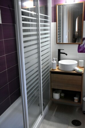 Dusche, Haartrockner, Handtücher, Seife