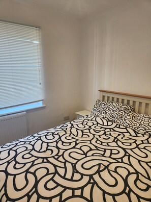 4 habitaciones, tabla de planchar con plancha, wifi y ropa de cama