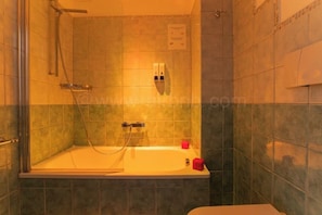 Secadora de cabello, bidet, toallas, jabón