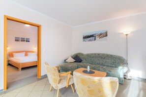 Smart-TV, bøker og stereoanlegg