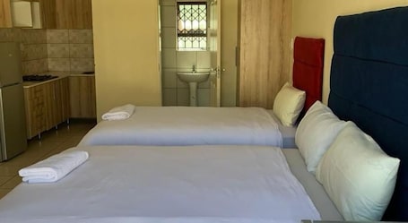 Deluxe Room | Iron/ironing board, free WiFi