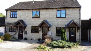 Exterior - 2-bed - Sleeps 6 - Garden - Parking - Pets (Witney)