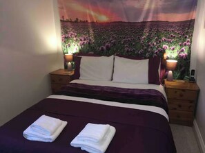 2 bedrooms, iron/ironing board, free WiFi, bed sheets - 2-bed - Sleeps 6 - Garden - Parking - Pets (Witney)