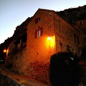 المنشأة من الخارج