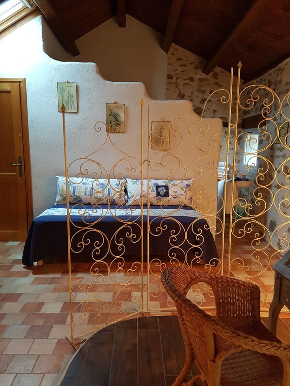 1 bedroom, bed sheets