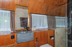 Bidet, savon, papier toilette